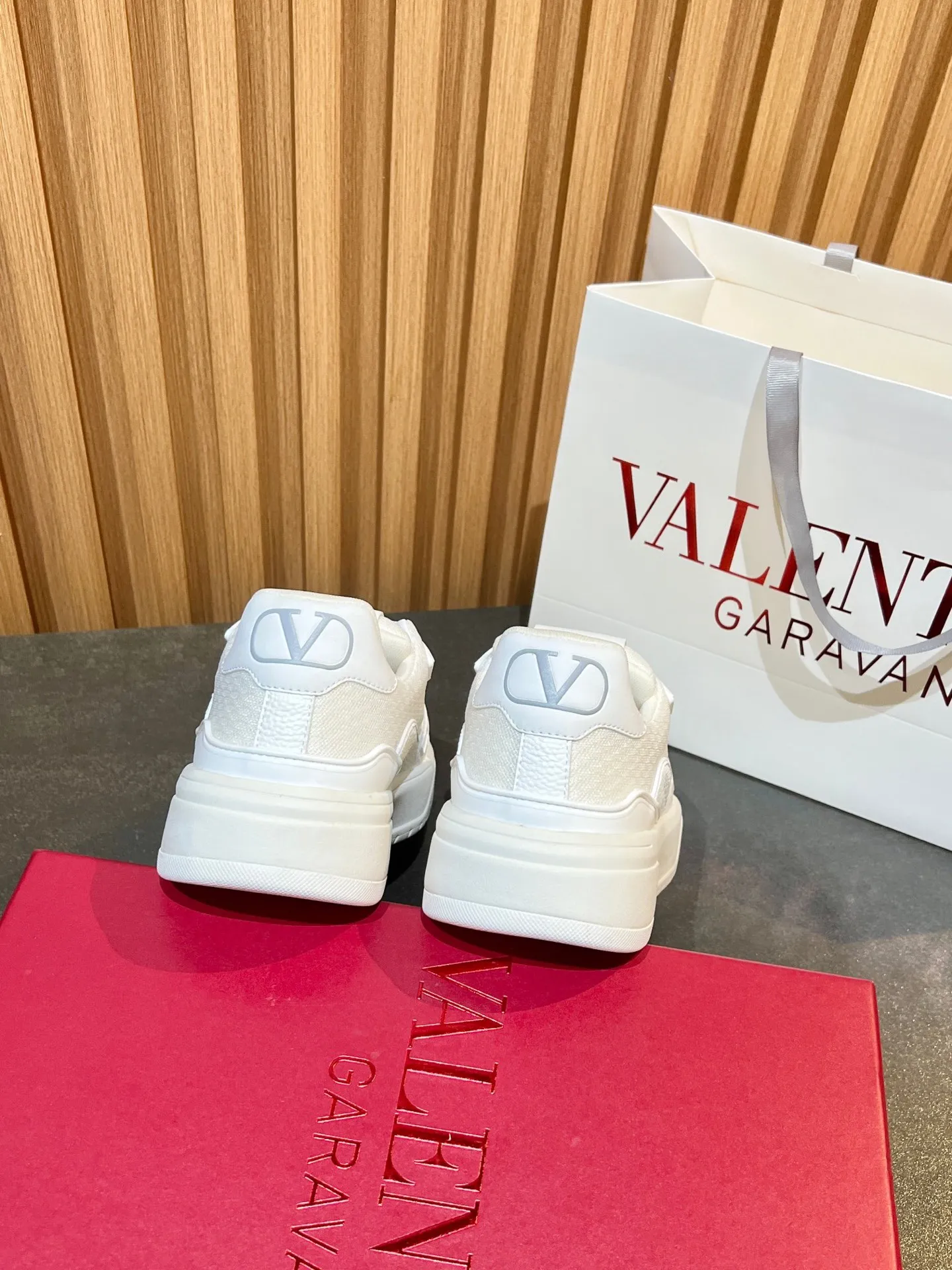 Men's men's shoes 💰640 VLNT Valentino 𝑶𝒏𝒆𝑺𝒕𝒖𝒅 Couple's sneakers series Valentino 2025 latest couple's sneakers, same style for celebrities, hot sale. Original ZP purchase and dismantling. Repeated pattern making and modification. Trying to restore 1:1 original version! Top luxury masterpiece, soft and comfortable, breathable and light, combines fashion and leisure, brings excellent and elegant texture and excellent on-foot comfort. Top purchasing version upper: imported high-end breathable mesh/original oil edge craftsmanship. Inner: imported mesh. Outsole: original development 𝐓𝐏𝐔 two-color combination outsole. Packaging: original configuration complete package. Code number: 35/44 (customized 45 46). Can be customized (self-labeled - no label) order.